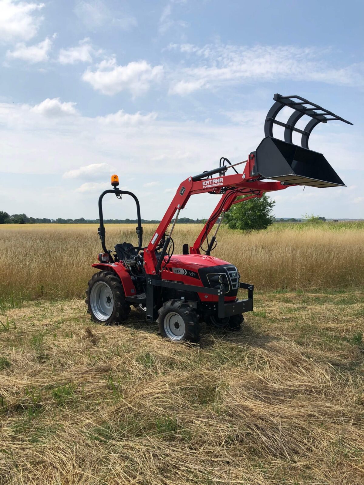 Traktorek VST Fieldtrac 927 z ładowaczem czołowym
