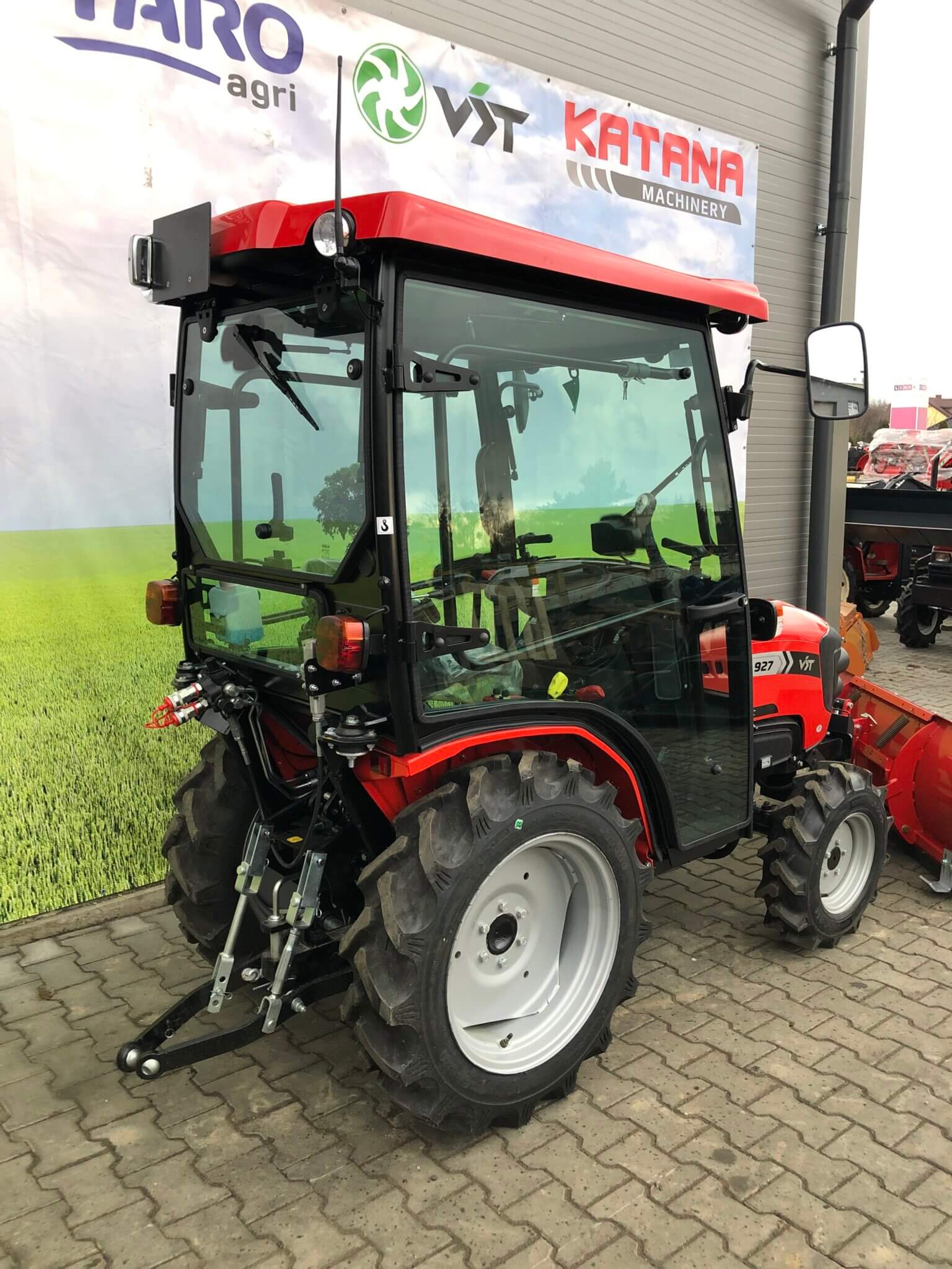 Traktorek VST Fieldtrac 927 + kabina z homologacją + pług do śniegu