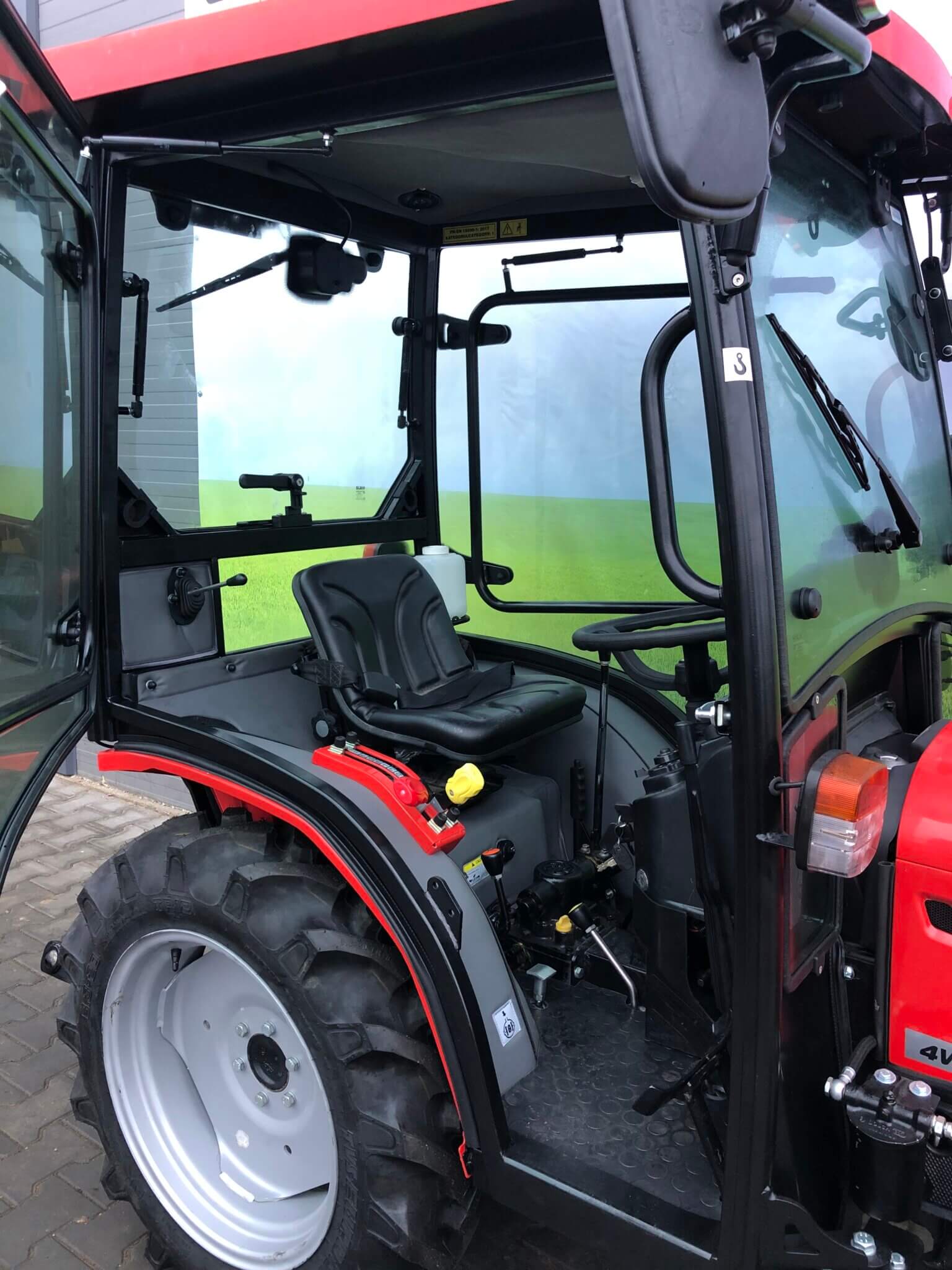 Kabina z homologacją do traktorka VST Fieldtrac 927