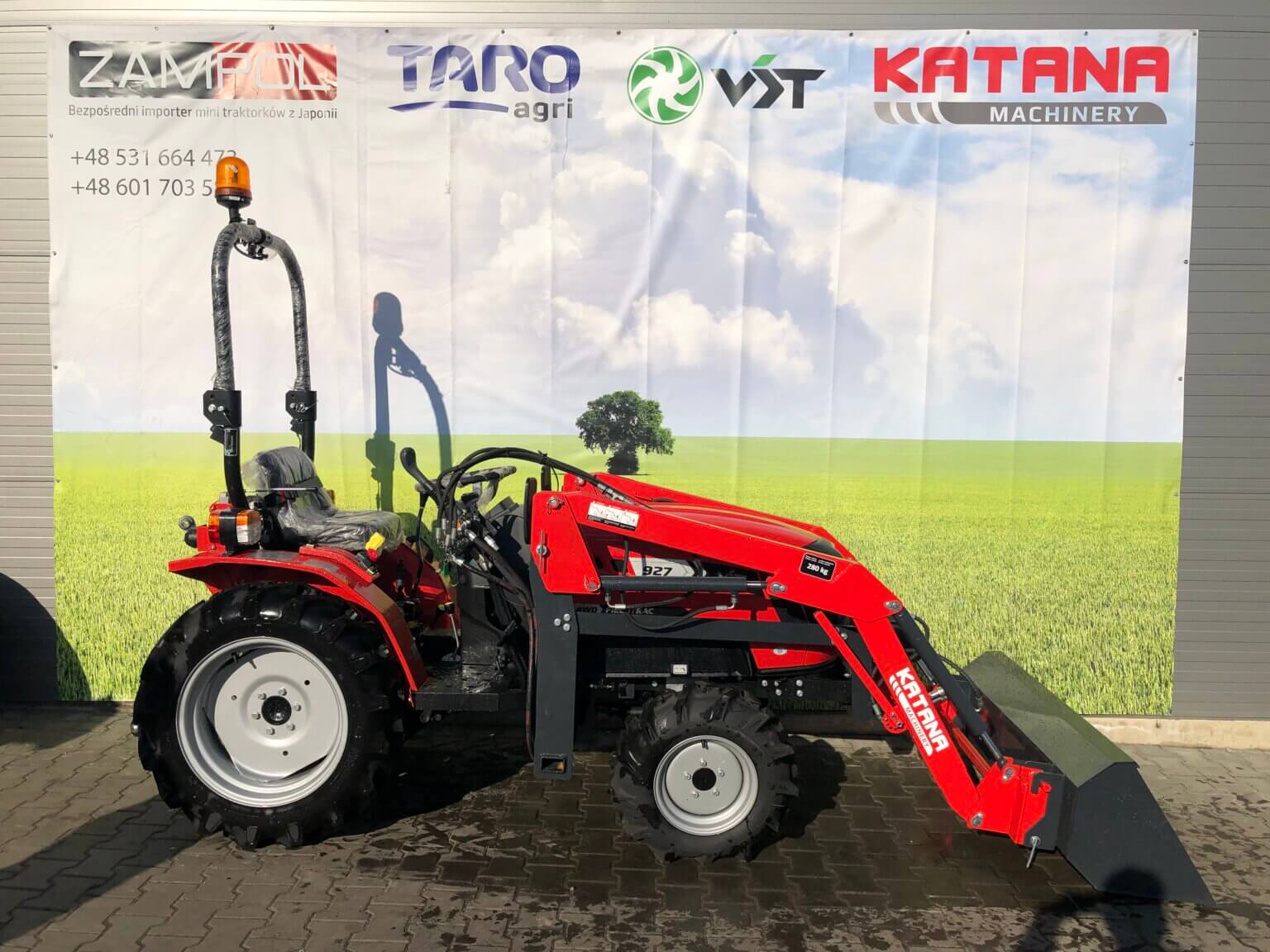 Traktorek VST Fieldtrac 927 z ładowaczem czołowym