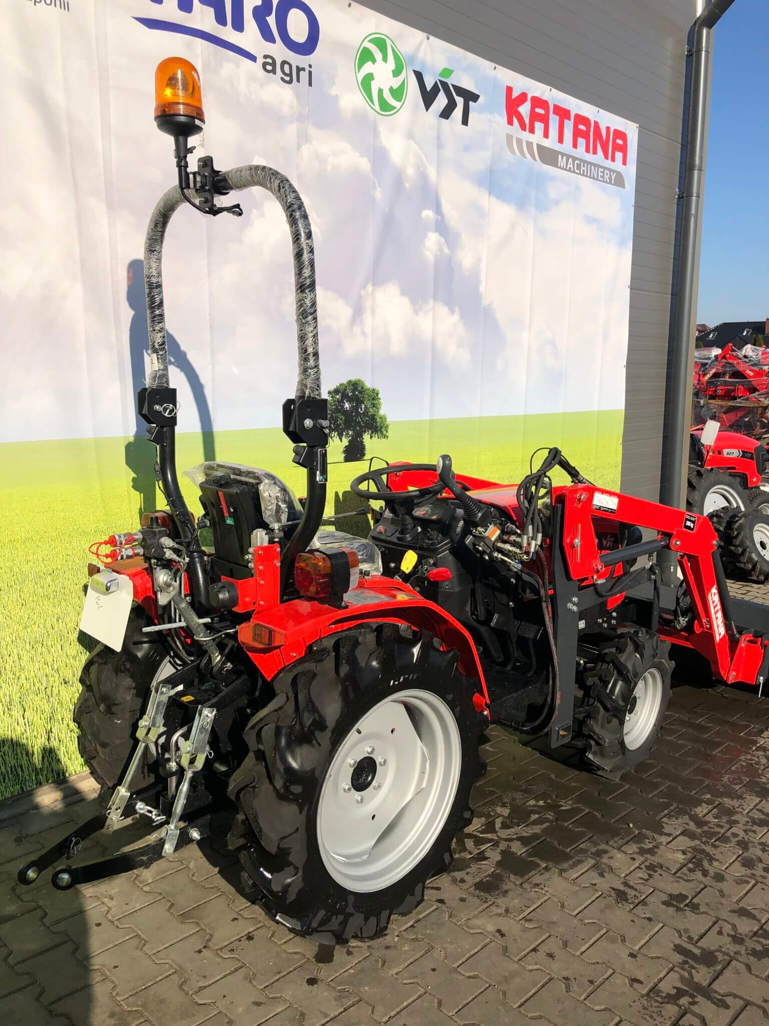 Traktorek VST Fieldtrac 927 z ładowaczem czołowym