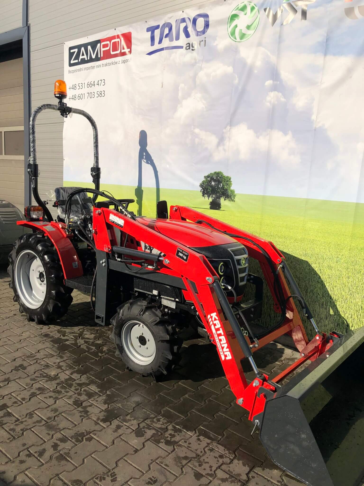 Traktorek VST Fieldtrac 927 z ładowaczem czołowym