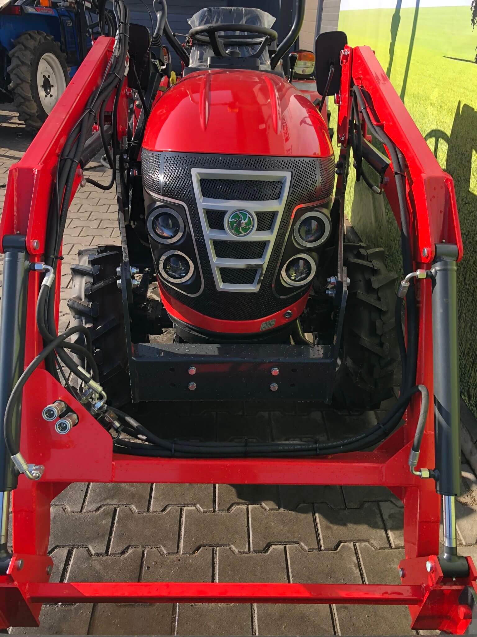 Traktorek VST Fieldtrac 927 z ładowaczem czołowym