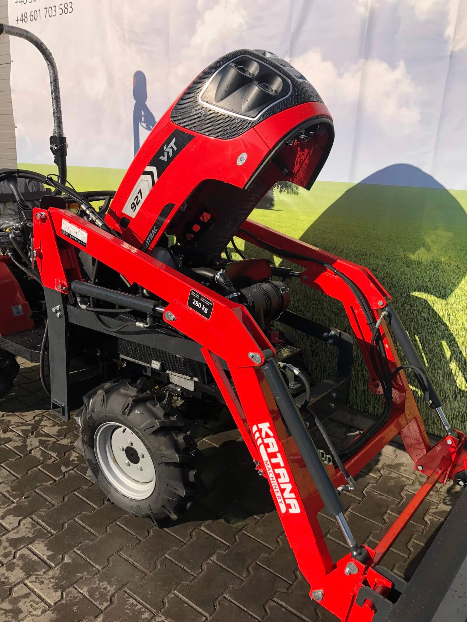 Traktorek VST Fieldtrac 927 z ładowaczem czołowym