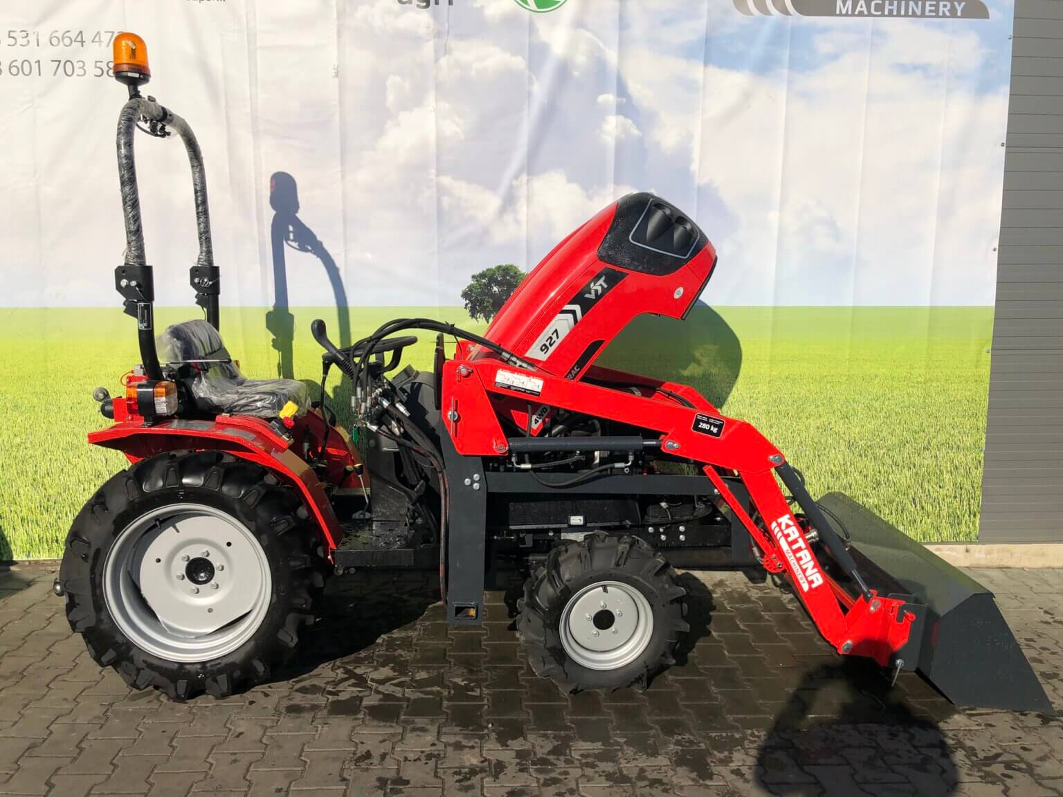Traktorek VST Fieldtrac 927 z ładowaczem czołowym