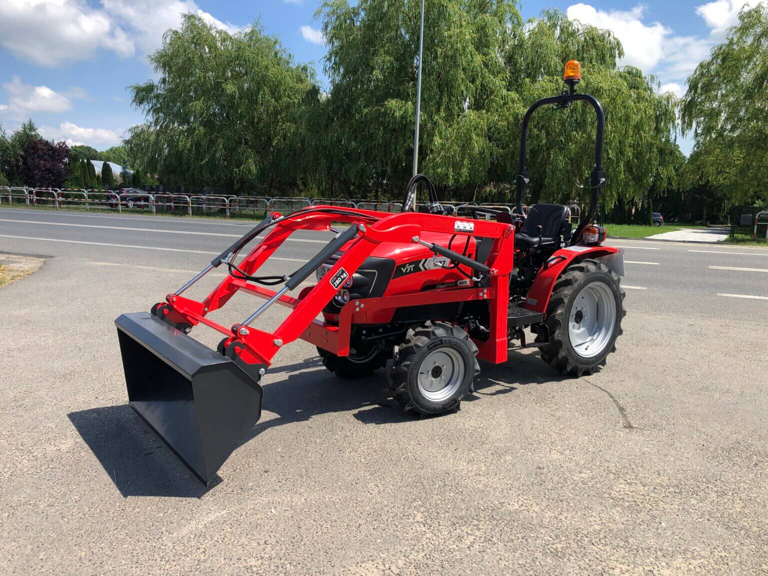 Traktorek VST Fieldtrac 927 z ładowaczem czołowym