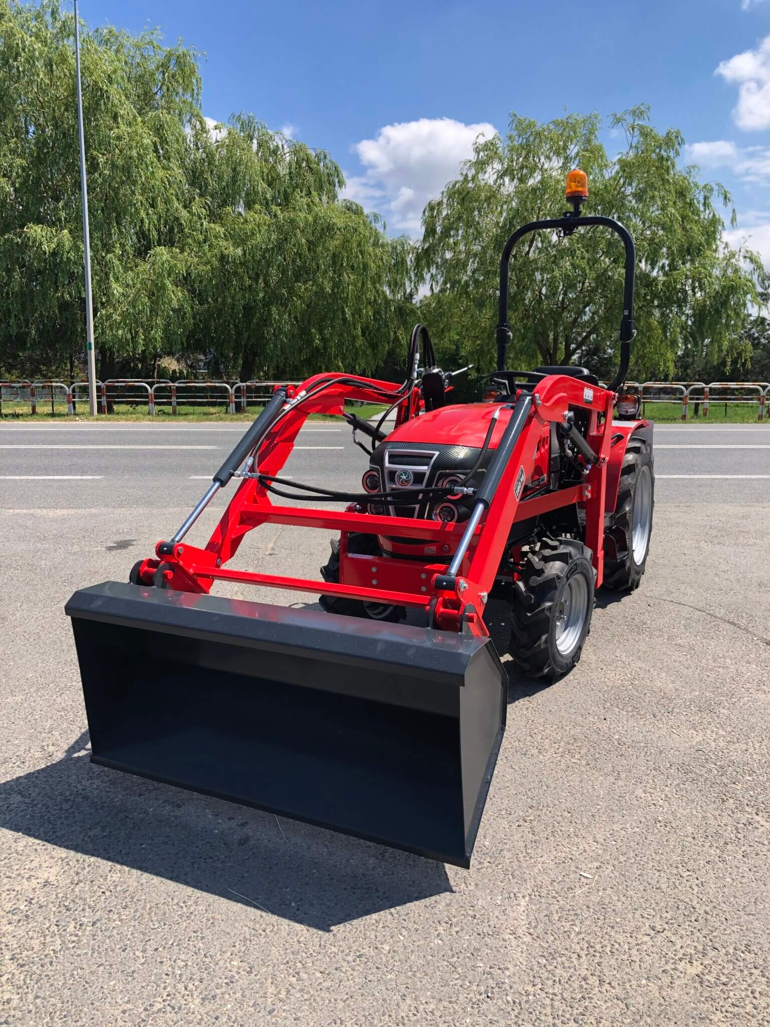 Traktorek VST Fieldtrac 927 z ładowaczem czołowym