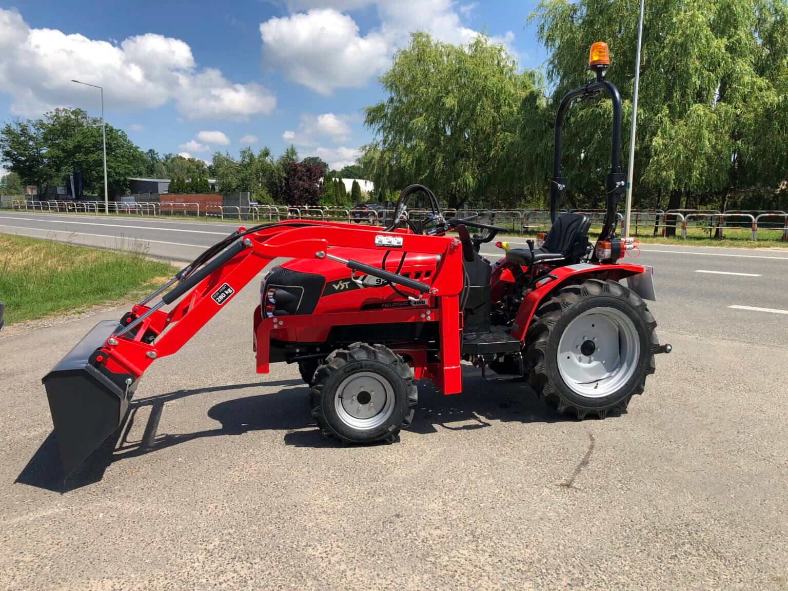 Traktorek VST Fieldtrac 927 z ładowaczem czołowym