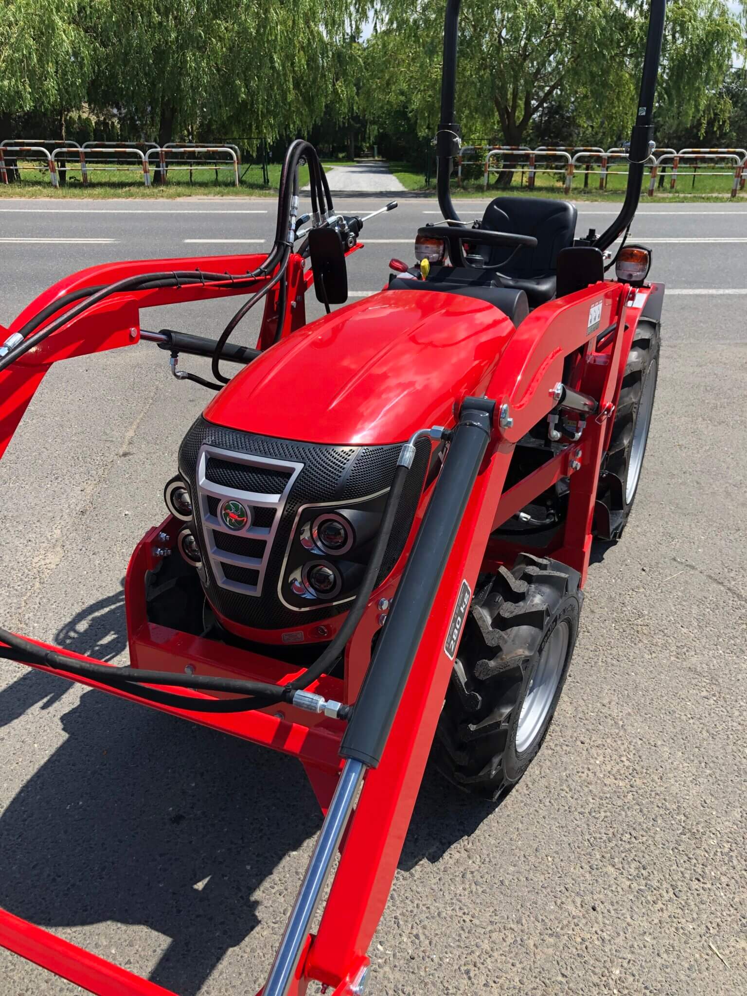 Traktorek VST Fieldtrac 927 z ładowaczem czołowym