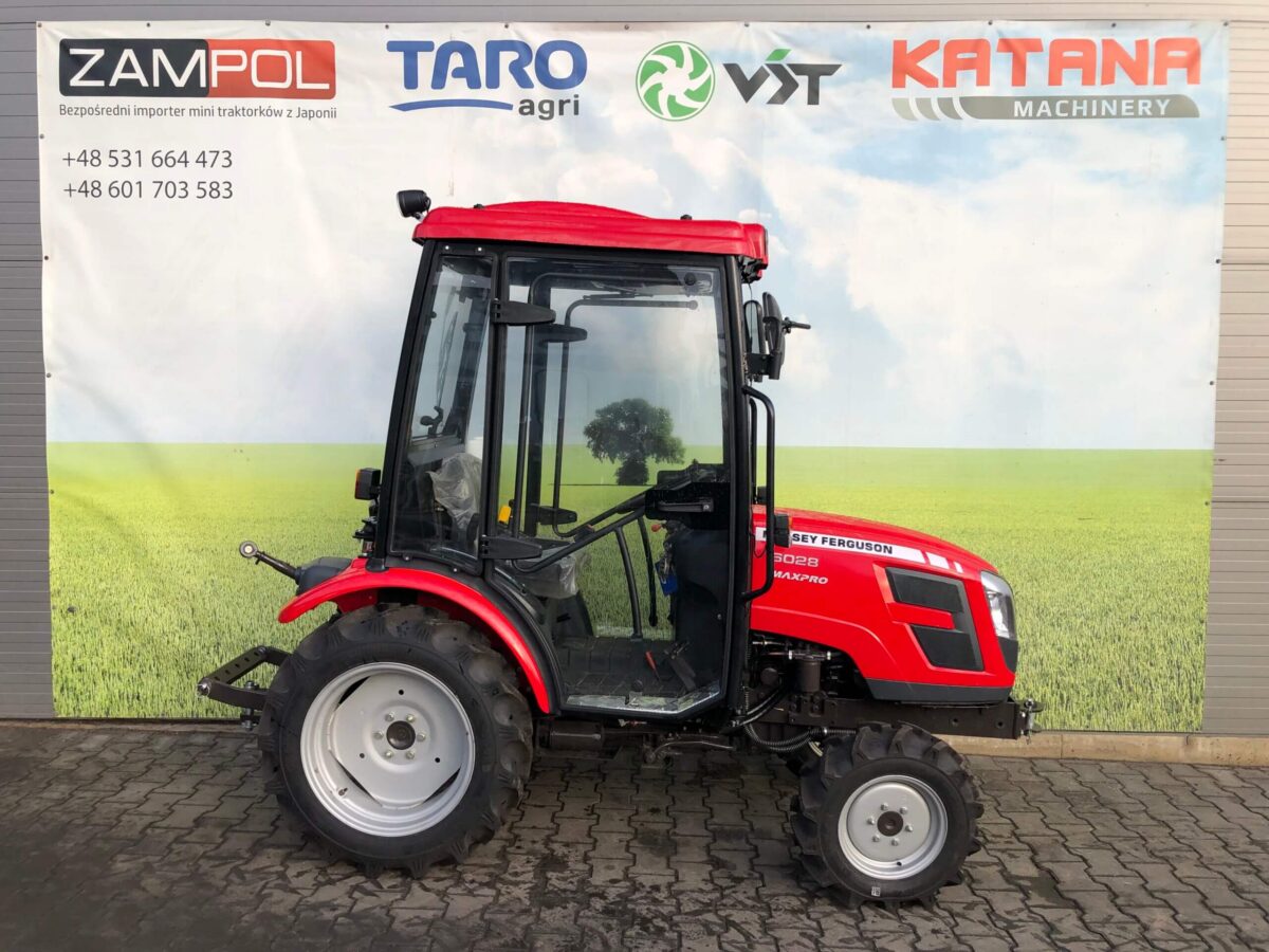 Traktorek Massey Ferguson 6028 z kabiną ogrzewaną