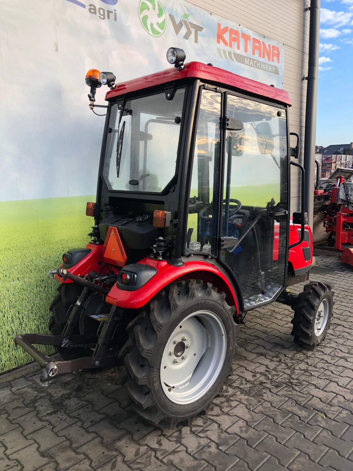 Traktorek Massey Ferguson 6028 z kabiną ogrzewaną