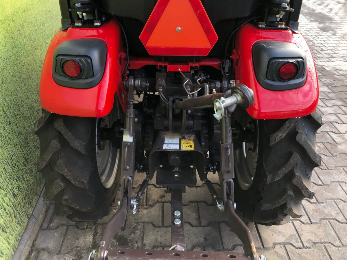 Traktorek Massey Ferguson 6028 z kabiną ogrzewaną