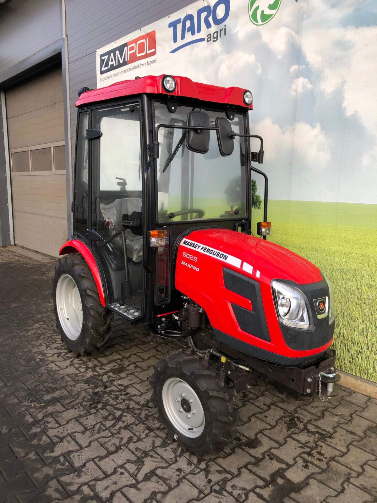 Traktorek Massey Ferguson 6028 z kabiną ogrzewaną