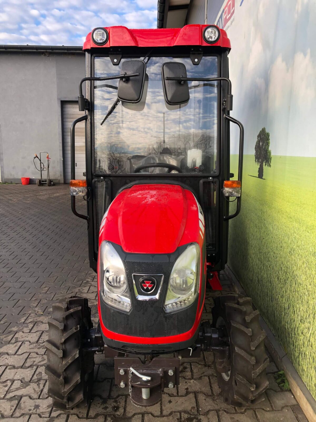 Traktorek Massey Ferguson 6028 z kabiną ogrzewaną