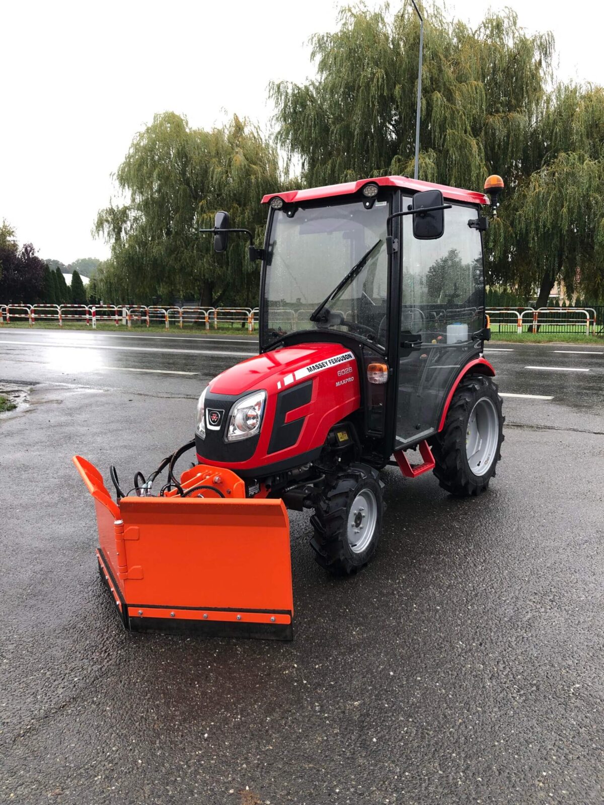 Traktorek Massey Ferguson 6028 z kabiną ogrzewaną + pług do śniegu strzałkowy