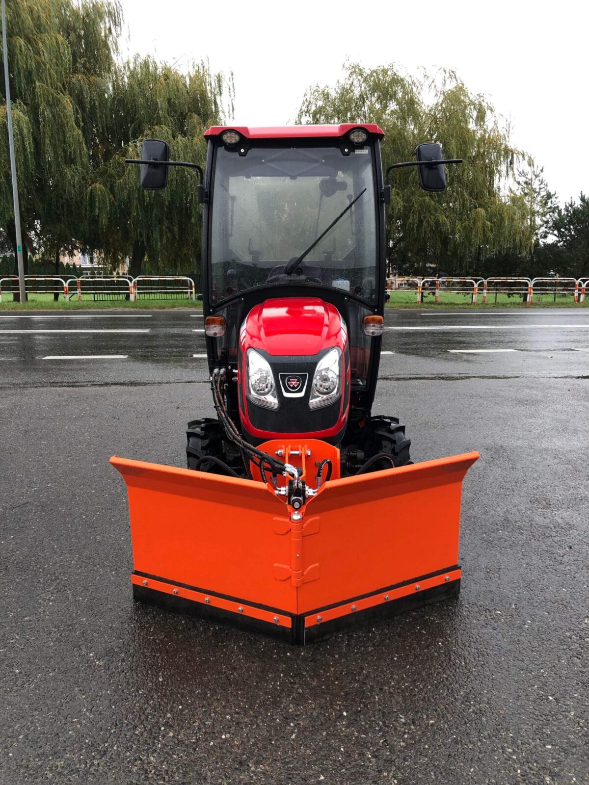 Traktorek Massey Ferguson 6028 z kabiną ogrzewaną + pług do śniegu strzałkowy