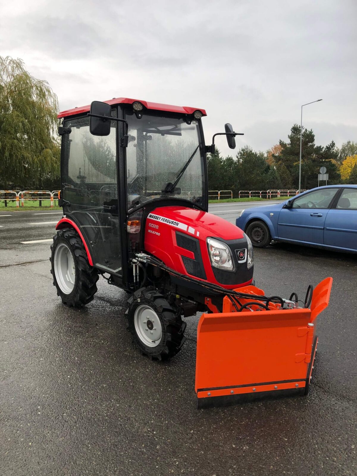 Traktorek Massey Ferguson 6028 z kabiną ogrzewaną + pług do śniegu strzałkowy