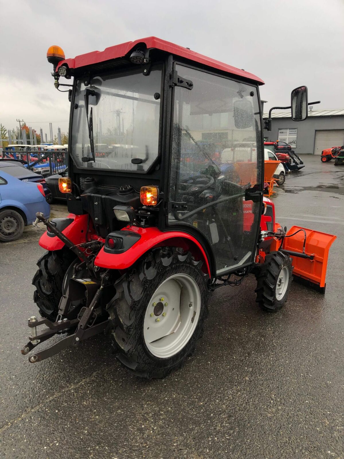 Traktorek Massey Ferguson 6028 z kabiną ogrzewaną + pług do śniegu strzałkowy