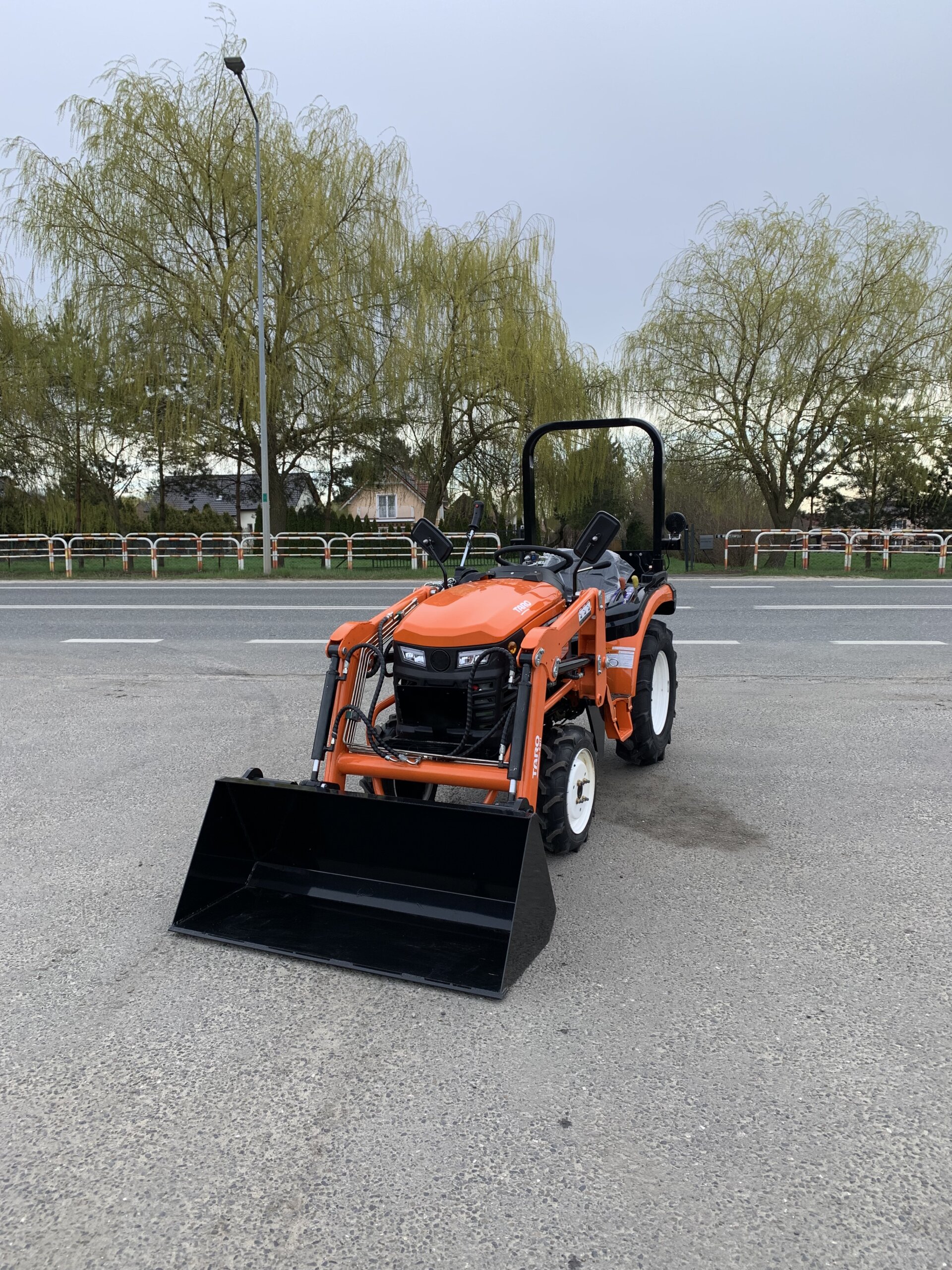 Traktorek Taro B2501 z ładowaczem czołowym