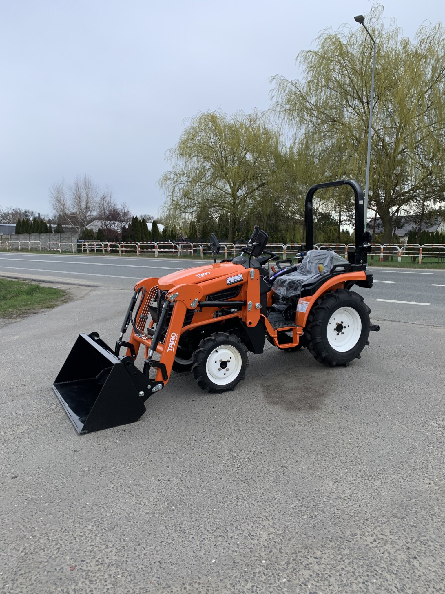 Traktorek Taro B2501 z ładowaczem czołowym