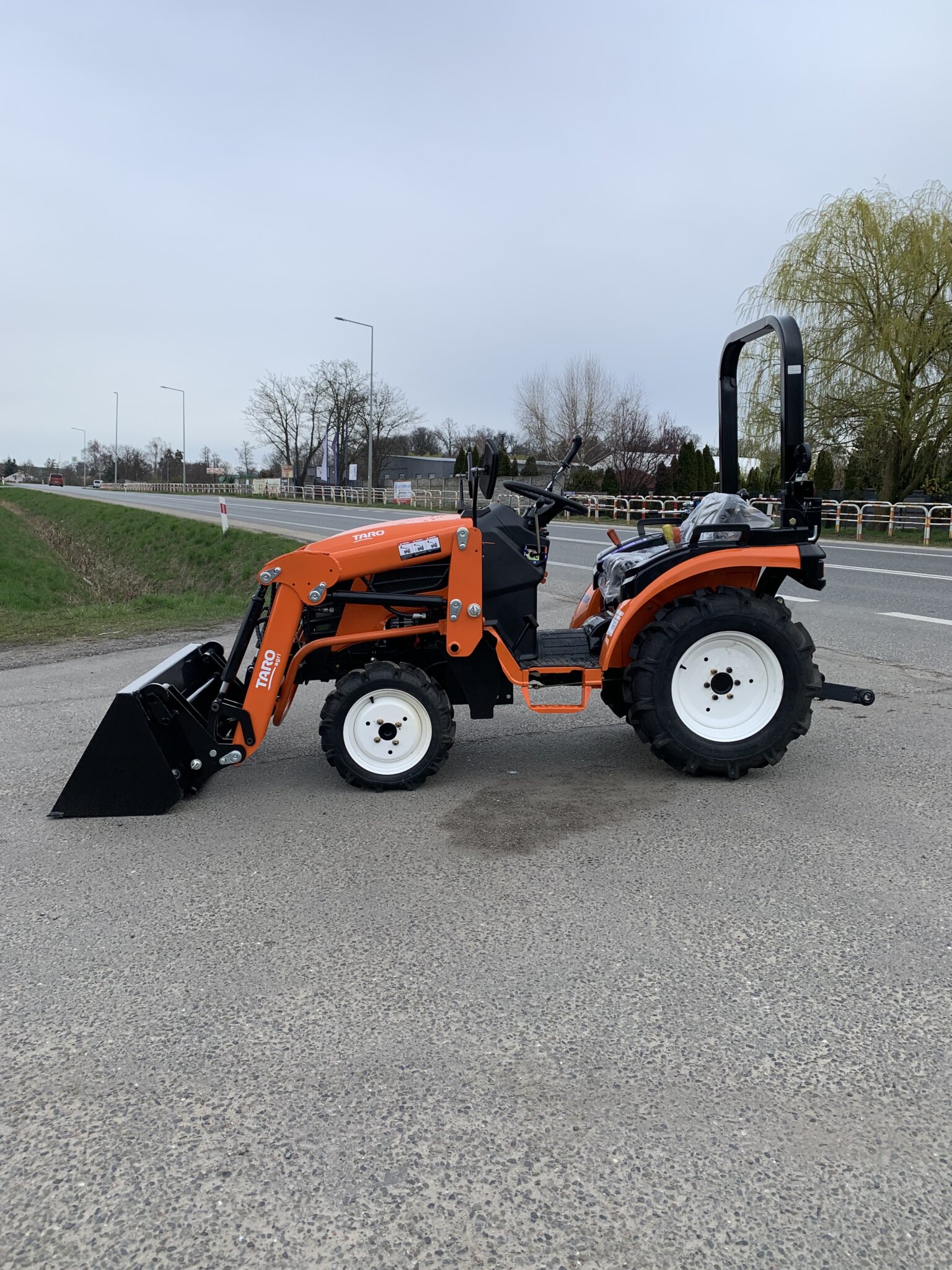 Traktorek Taro B2501 z ładowaczem czołowym