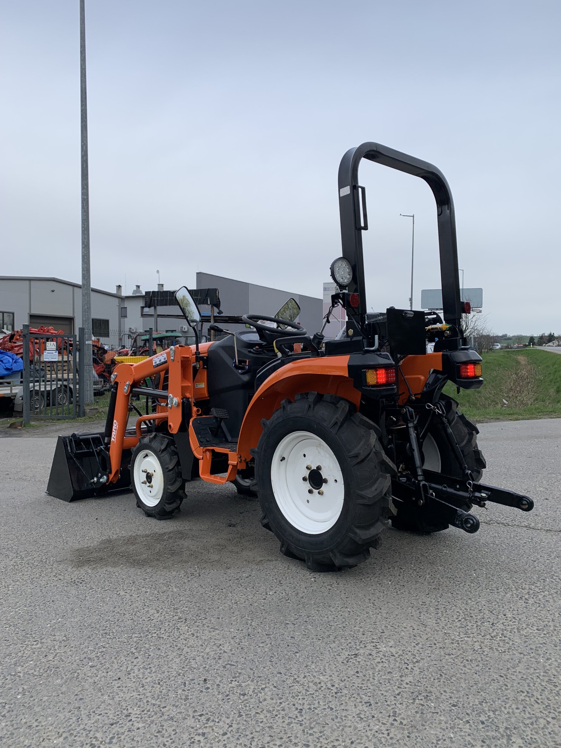 Traktorek Taro B2501 z ładowaczem czołowym