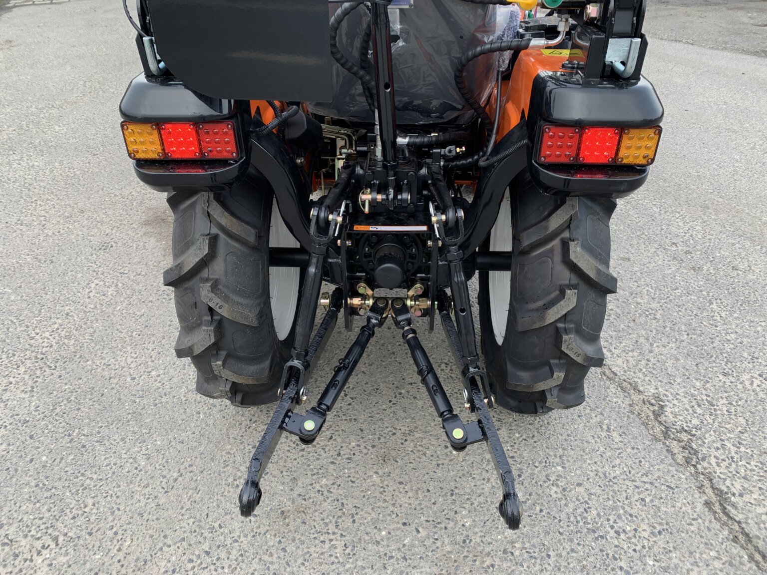 Traktorek Taro B2501 z ładowaczem czołowym