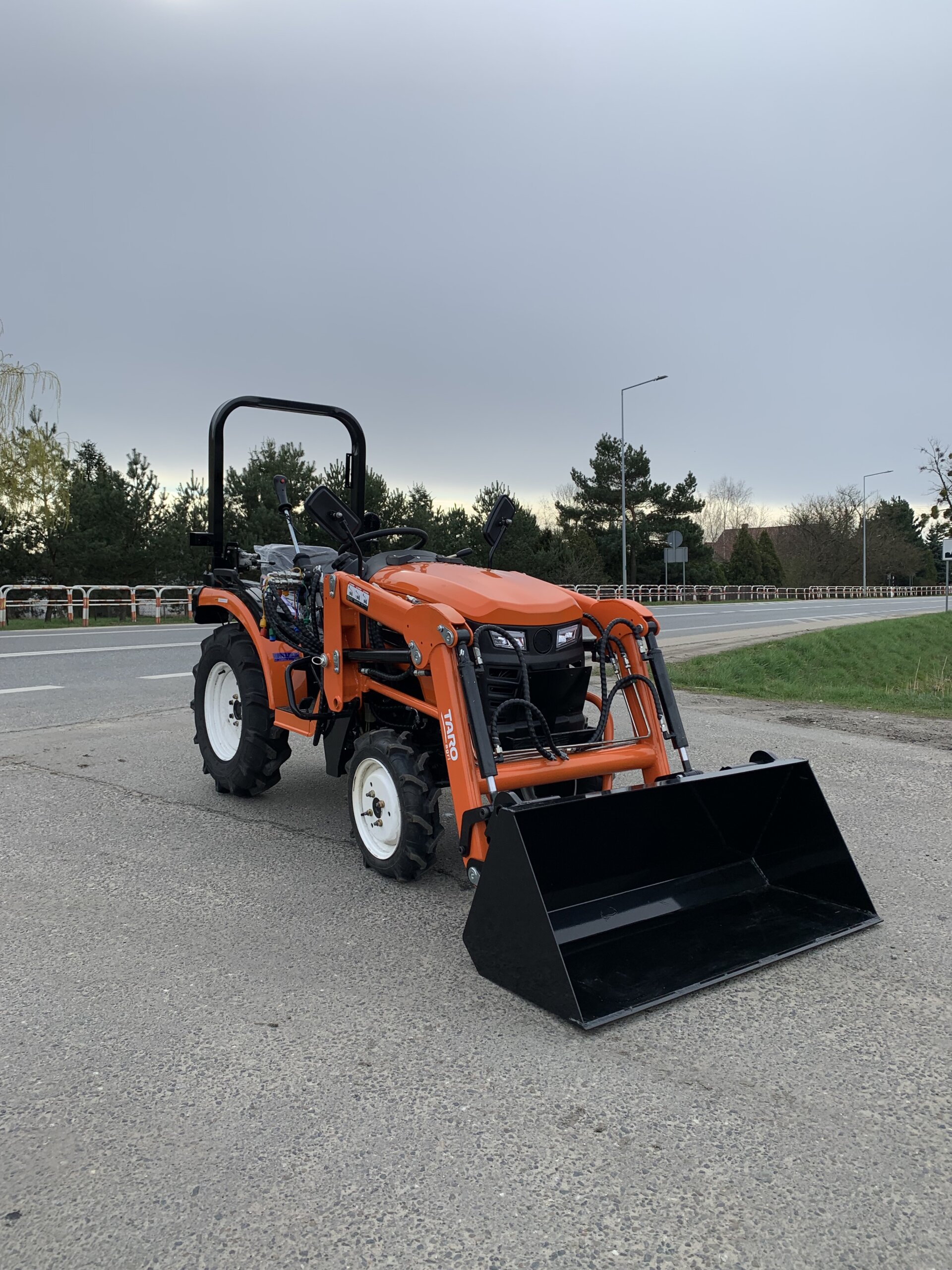 Traktorek Taro B2501 z ładowaczem czołowym