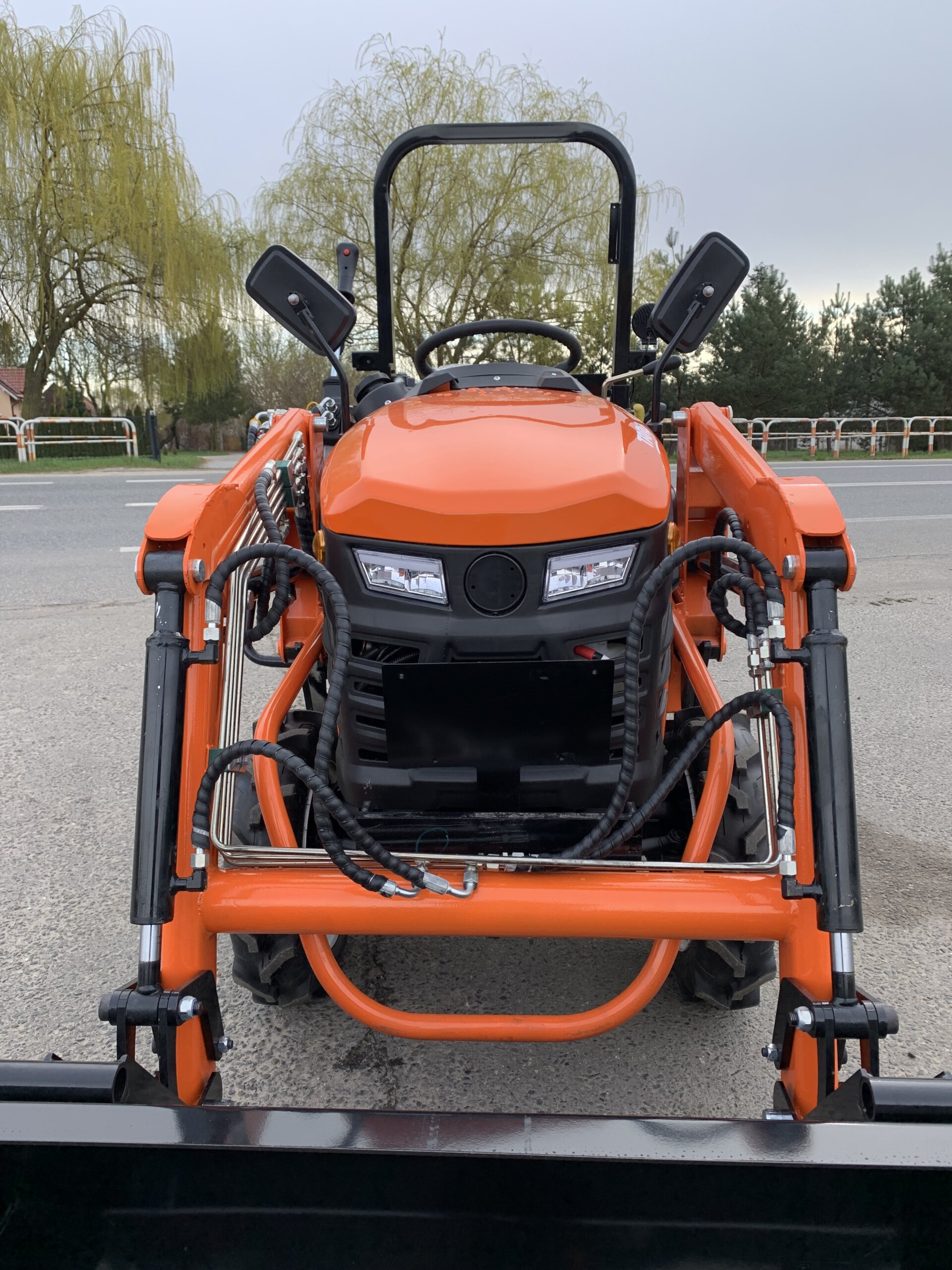 Traktorek Taro B2501 z ładowaczem czołowym