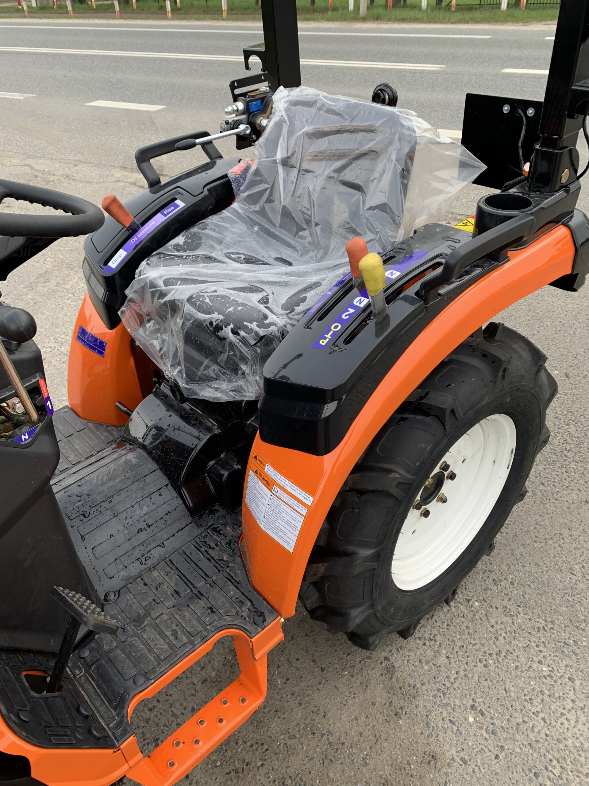 Traktorek Taro B2501 z ładowaczem czołowym