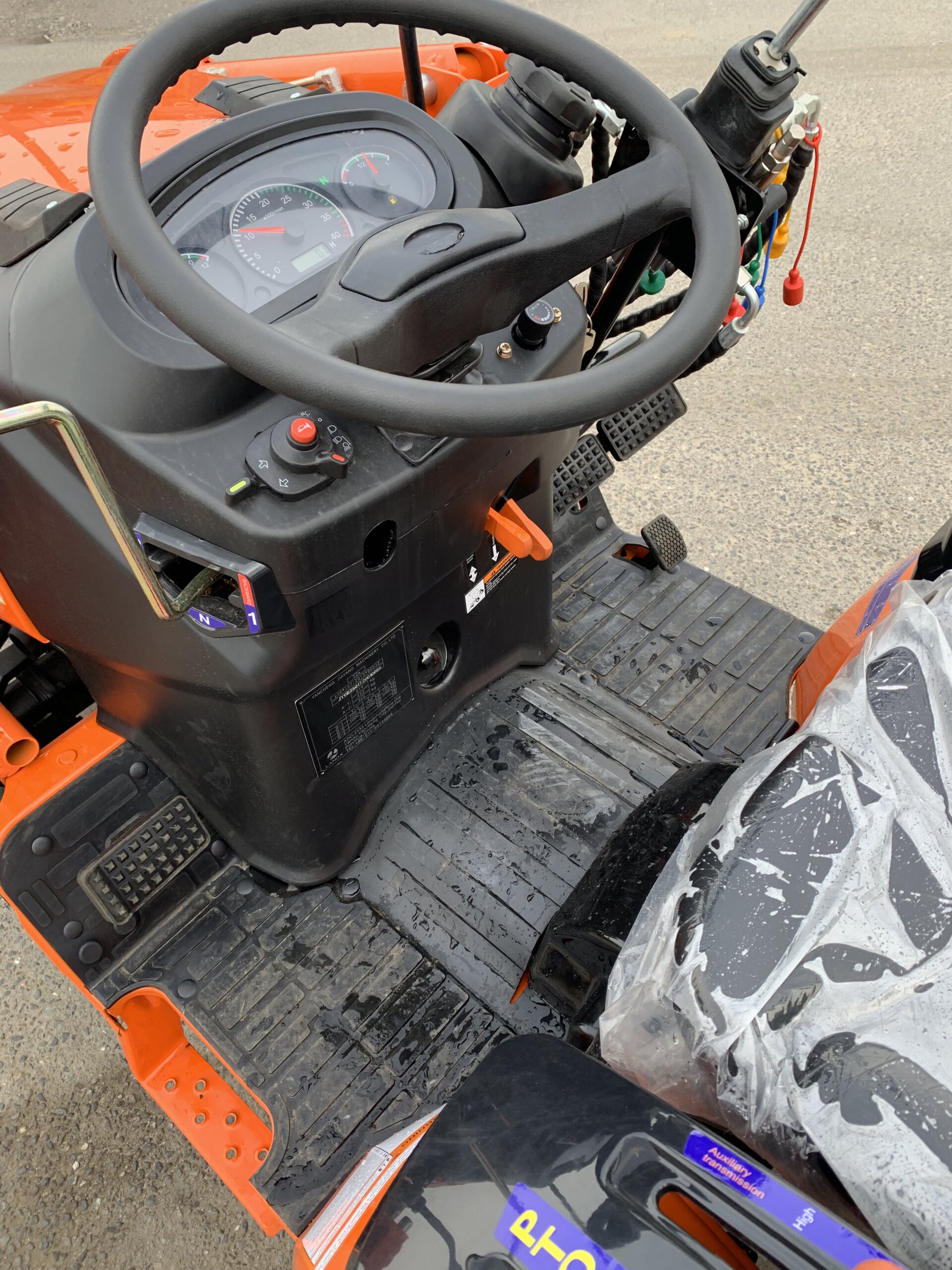 Traktorek Taro B2501 z ładowaczem czołowym