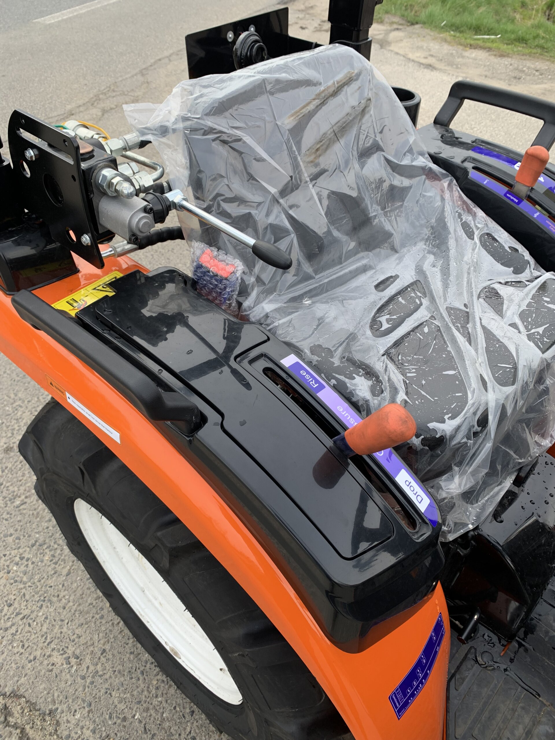 Traktorek Taro B2501 z ładowaczem czołowym