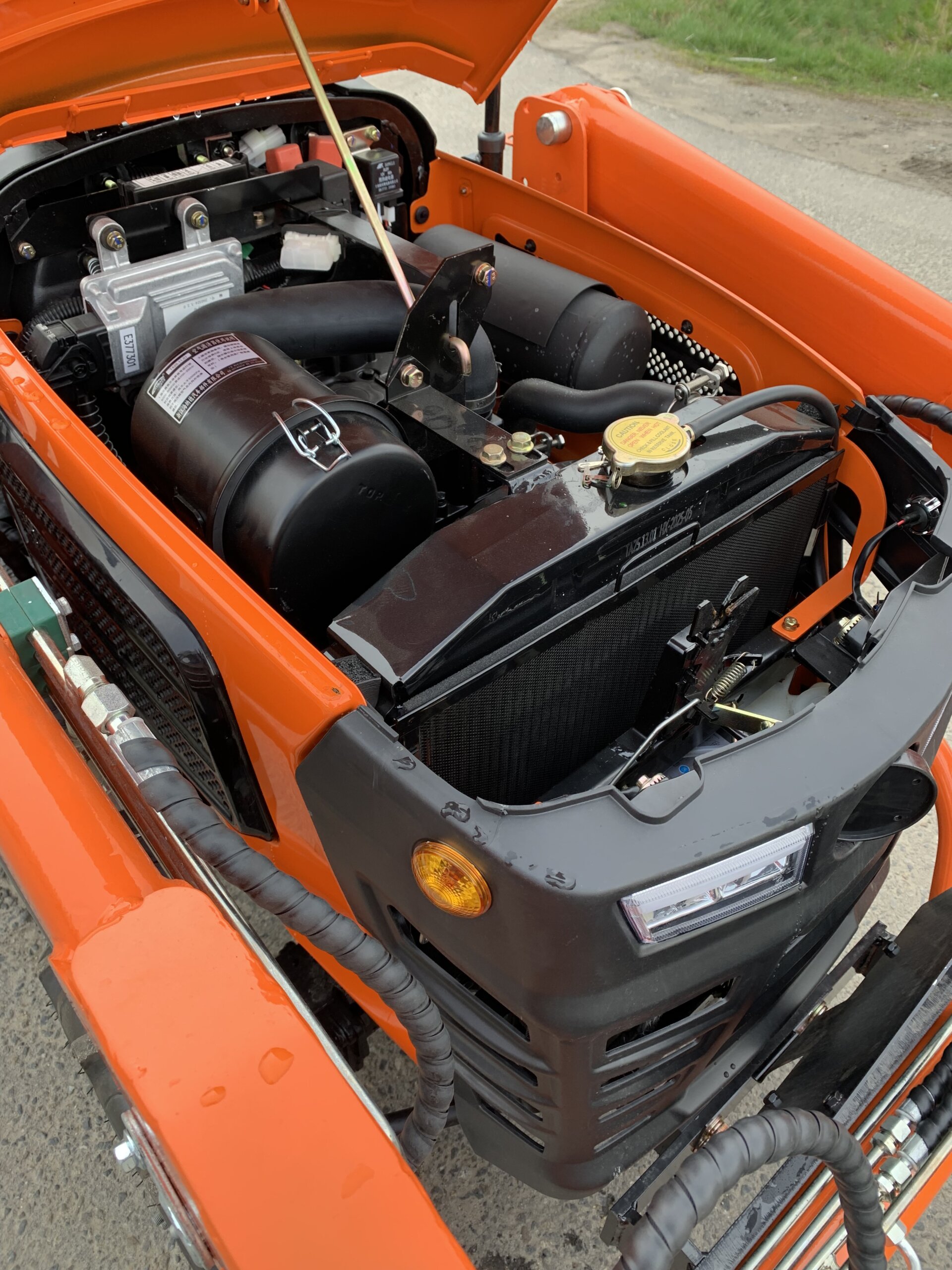 Traktorek Taro B2501 z ładowaczem czołowym