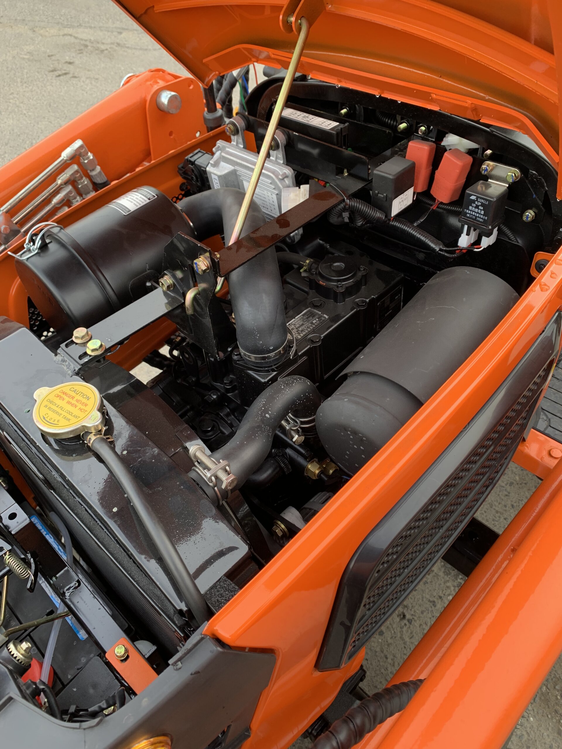 Traktorek Taro B2501 z ładowaczem czołowym