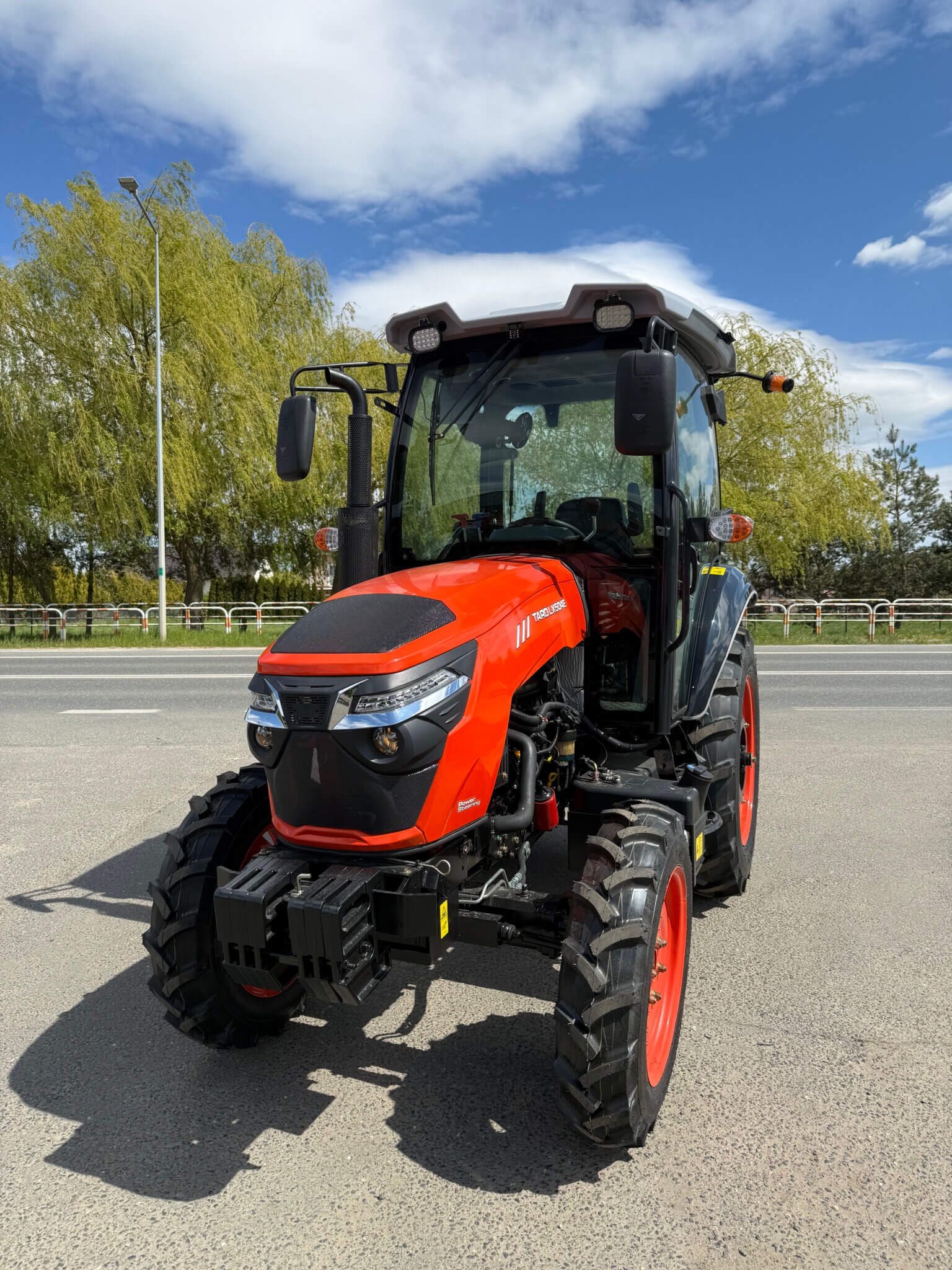 Traktor Taro LX504