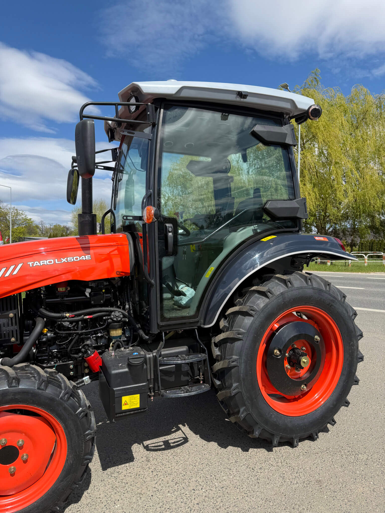 Traktor Taro LX504
