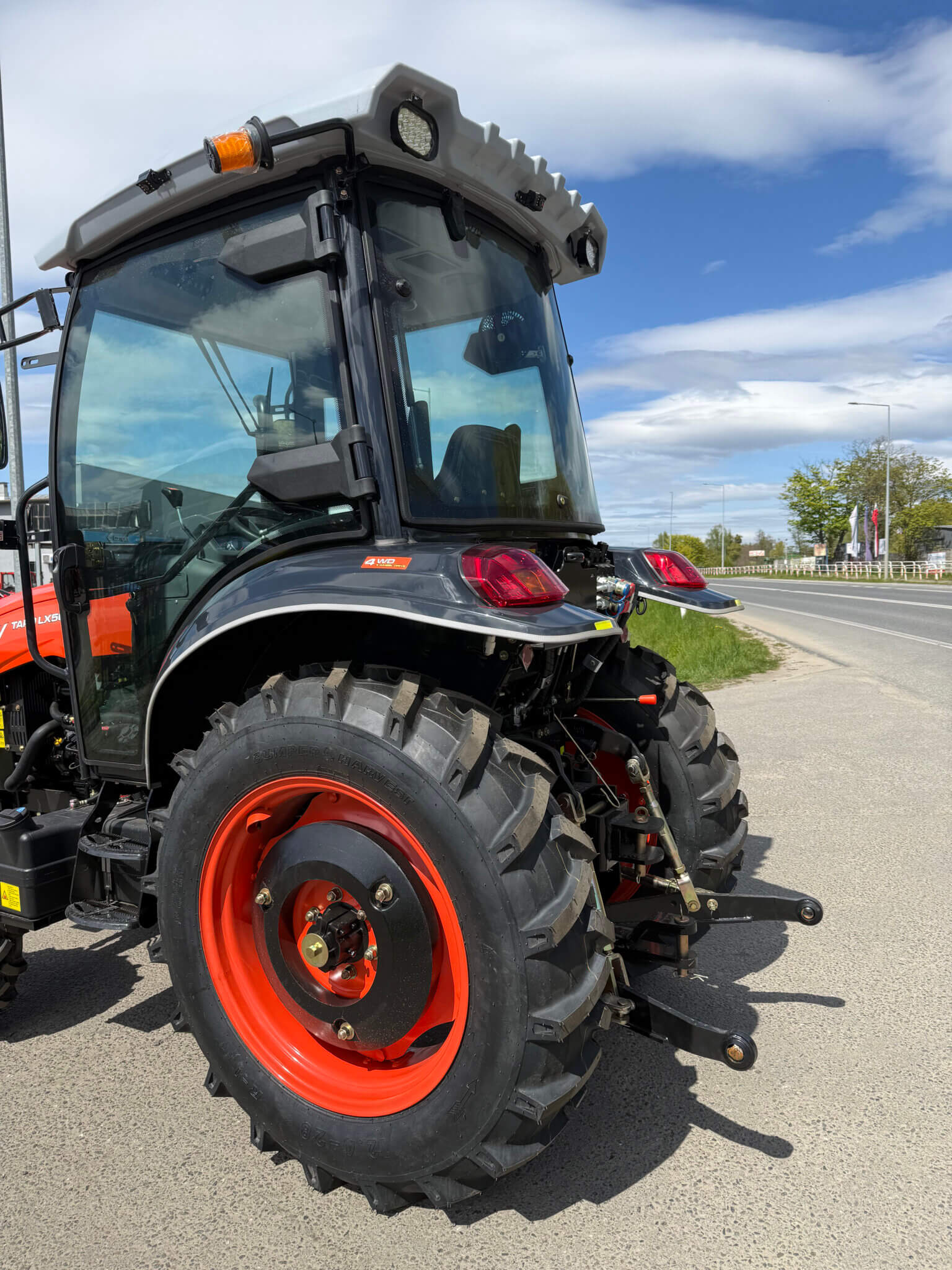 Traktor Taro LX504