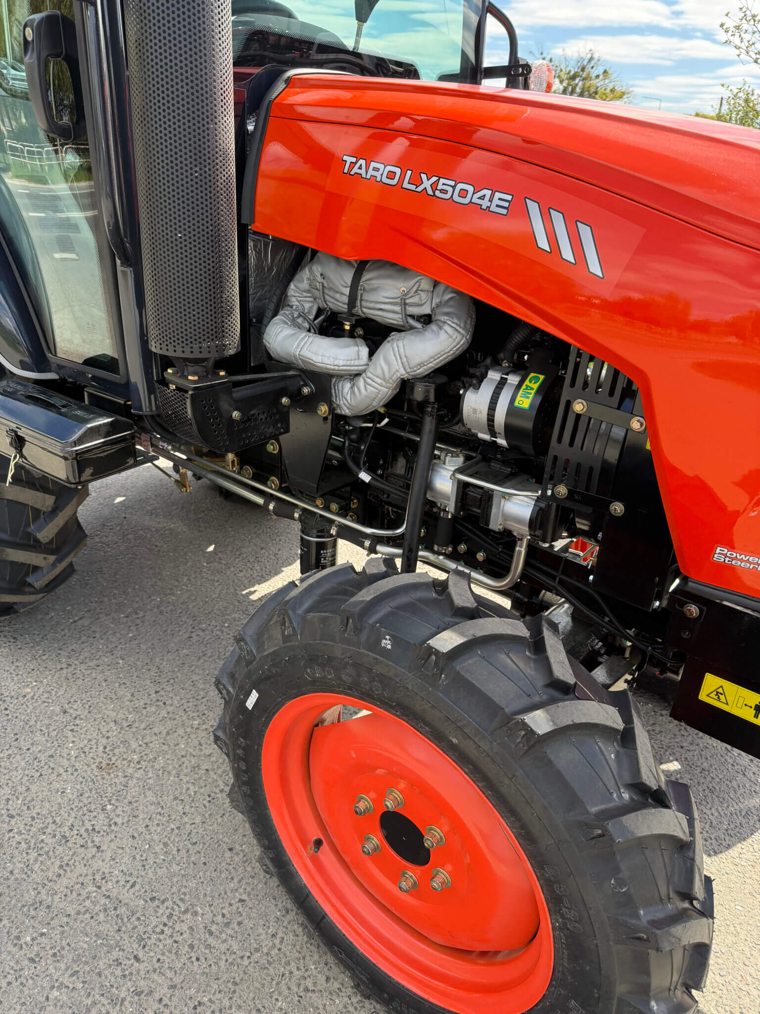 Traktor Taro LX504