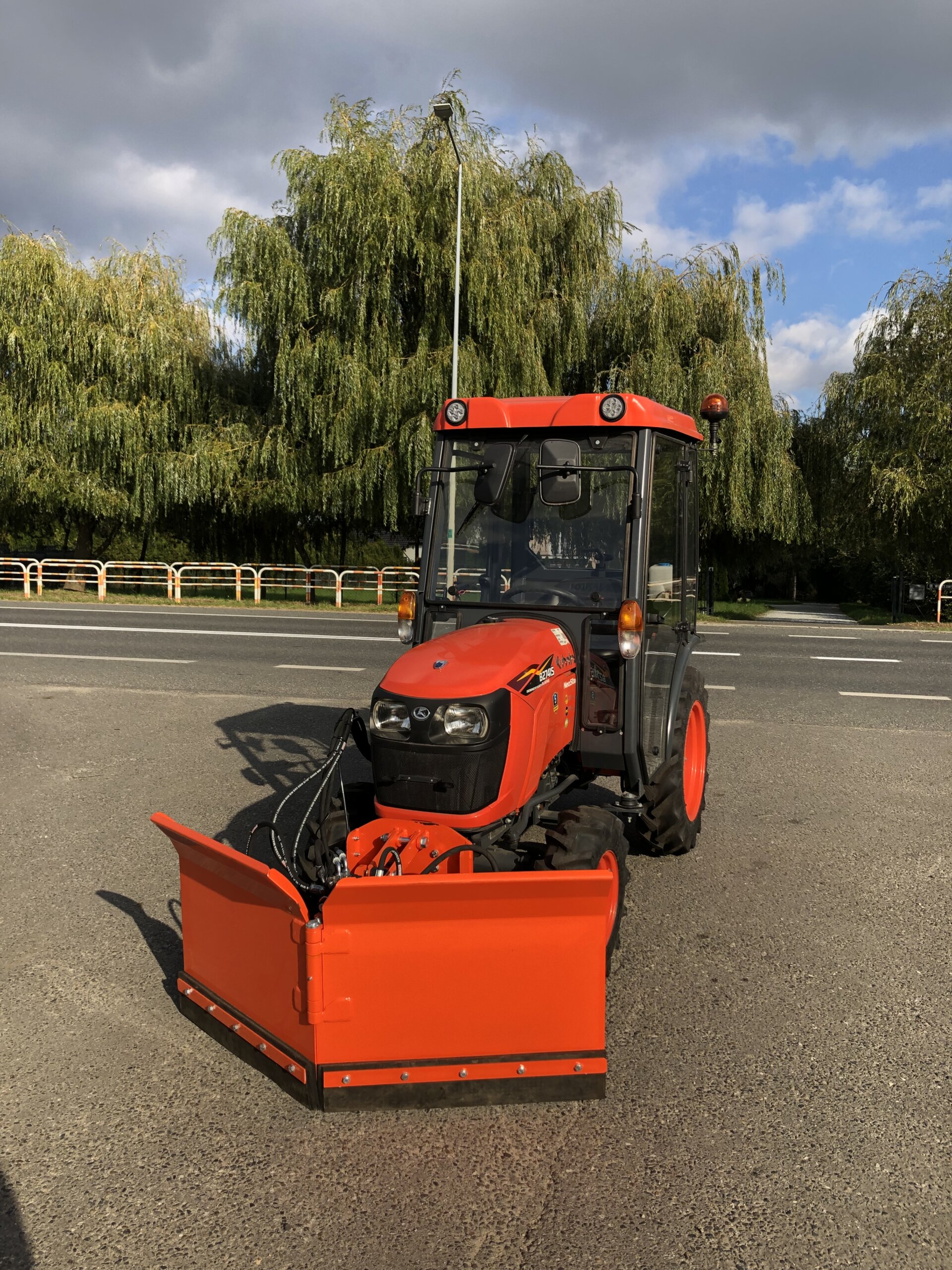 Traktorek Kubota NeoStar B2741 z kabiną i pługiem