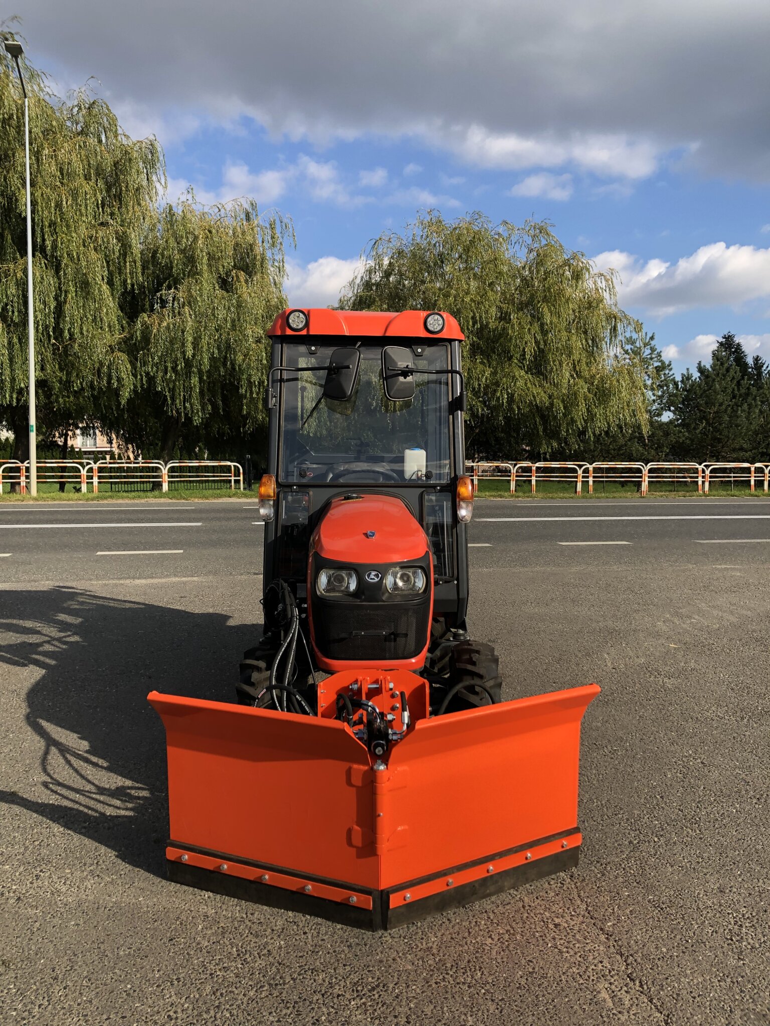 Traktorek Kubota NeoStar B2741 z kabiną i pługiem