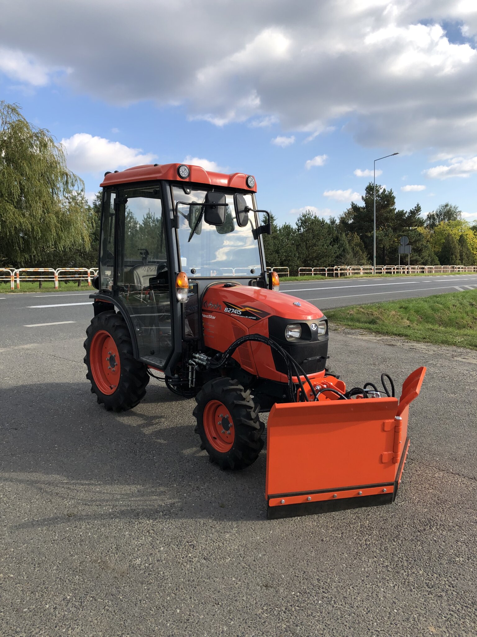 Traktorek Kubota NeoStar B2741 z kabiną i pługiem