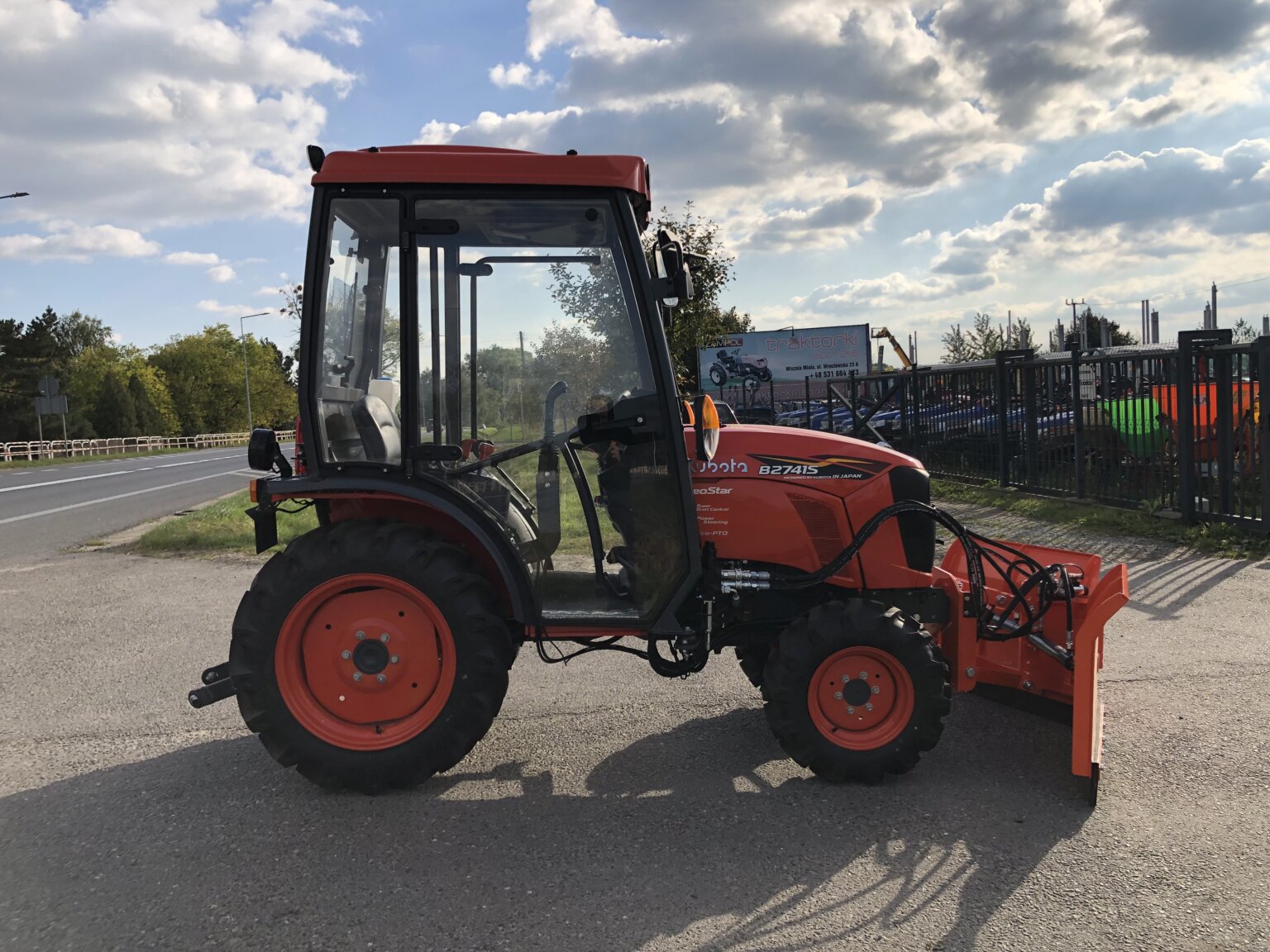 Traktorek Kubota NeoStar B2741 z kabiną i pługiem