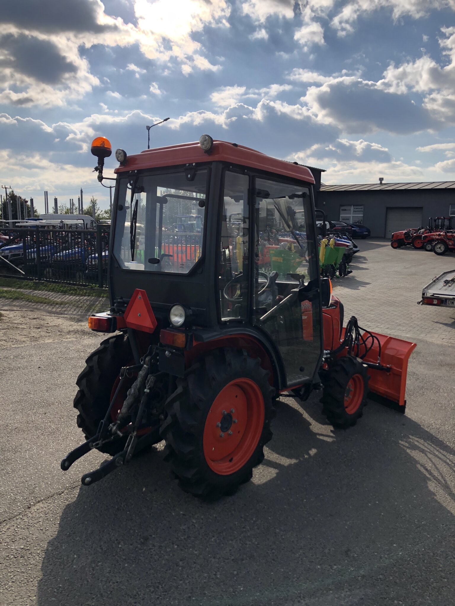 Traktorek Kubota NeoStar B2741 z kabiną i pługiem