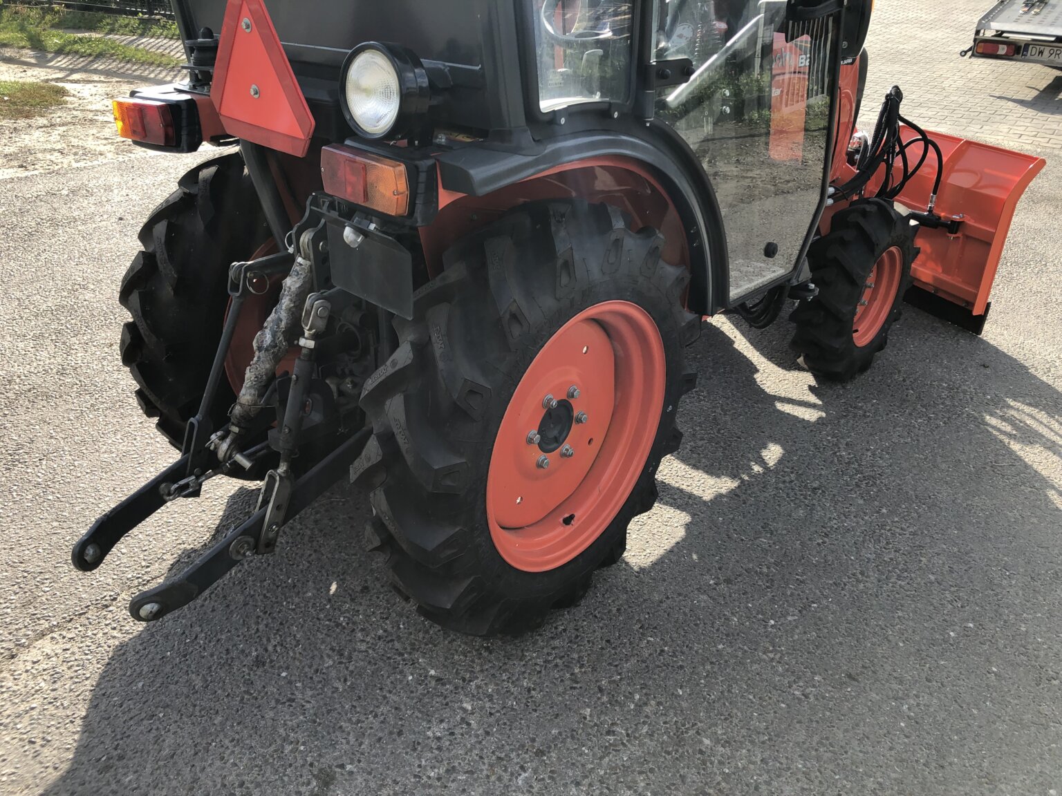 Traktorek Kubota NeoStar B2741 z kabiną i pługiem