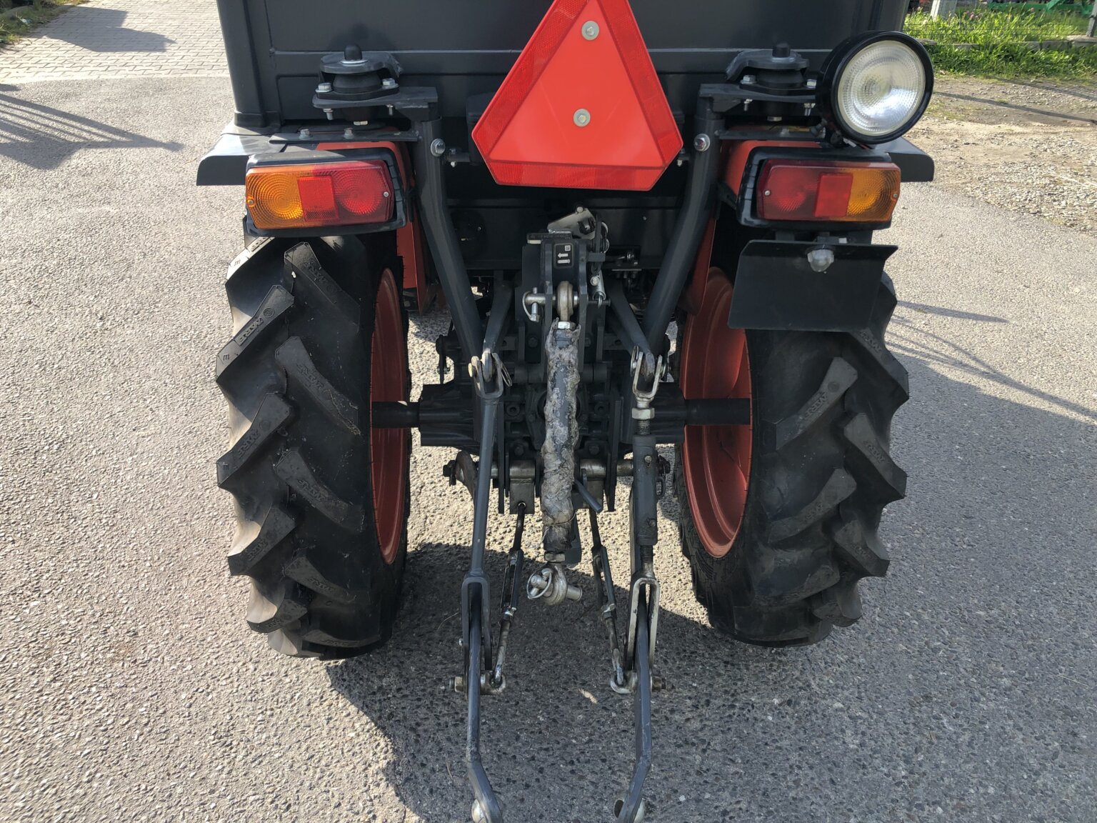 Traktorek Kubota NeoStar B2741 z kabiną i pługiem