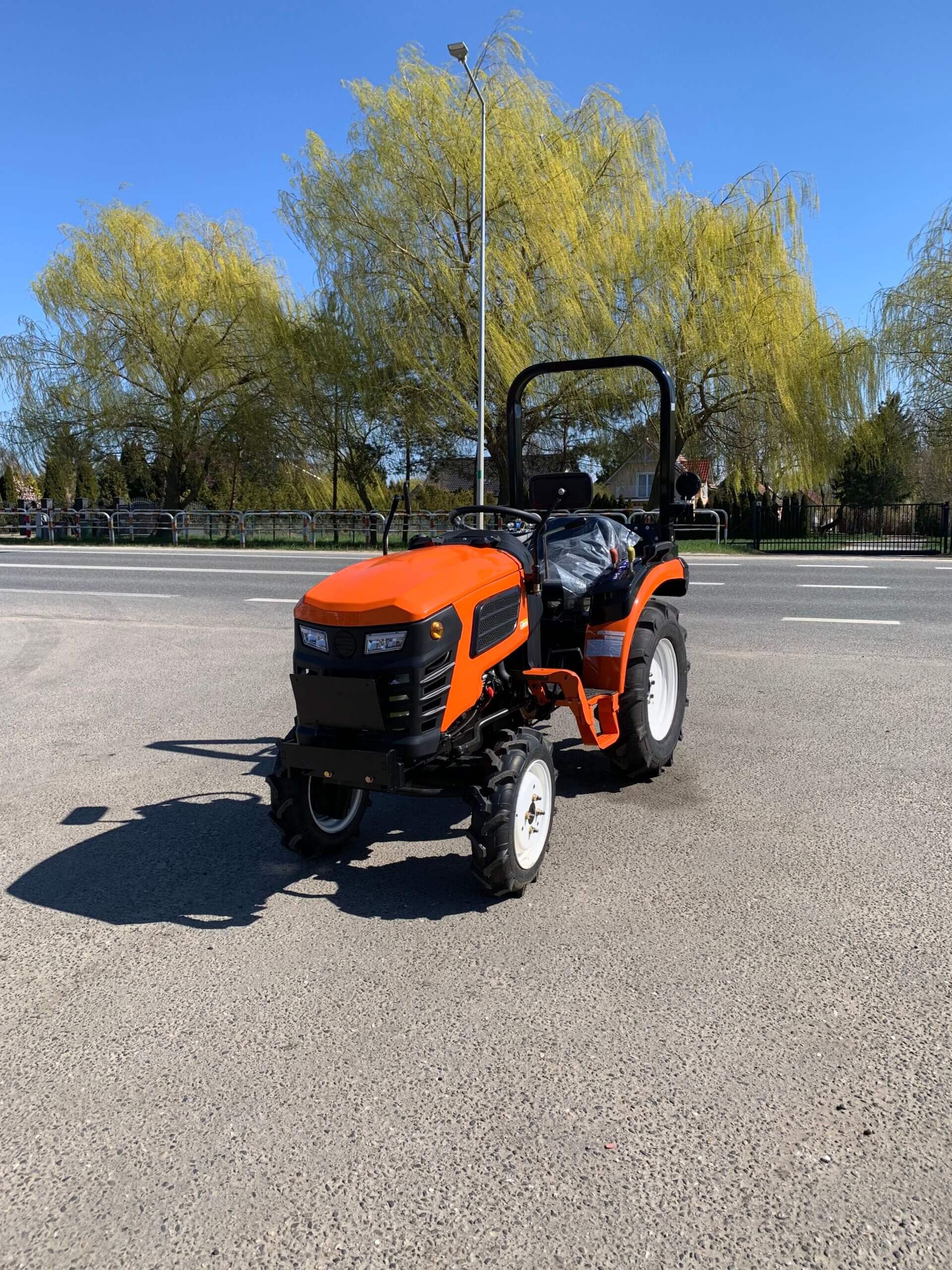 Traktorek Taro B2501