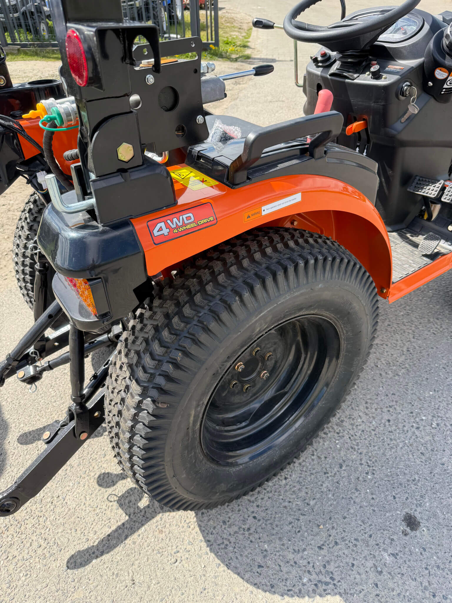 Traktorek Taro B2501 opony do trawy