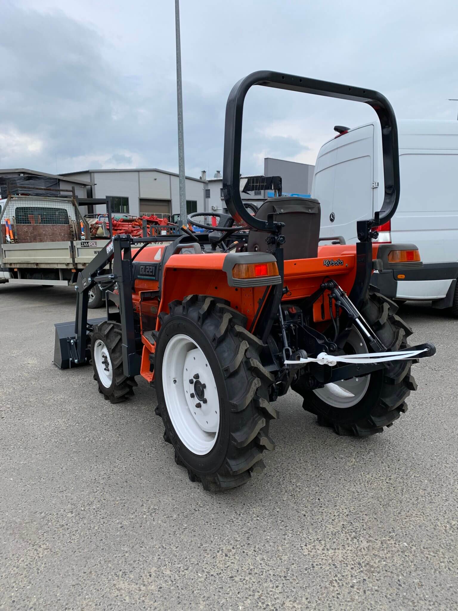 Traktorek Kubota GL221 z ładowaczem czołowym