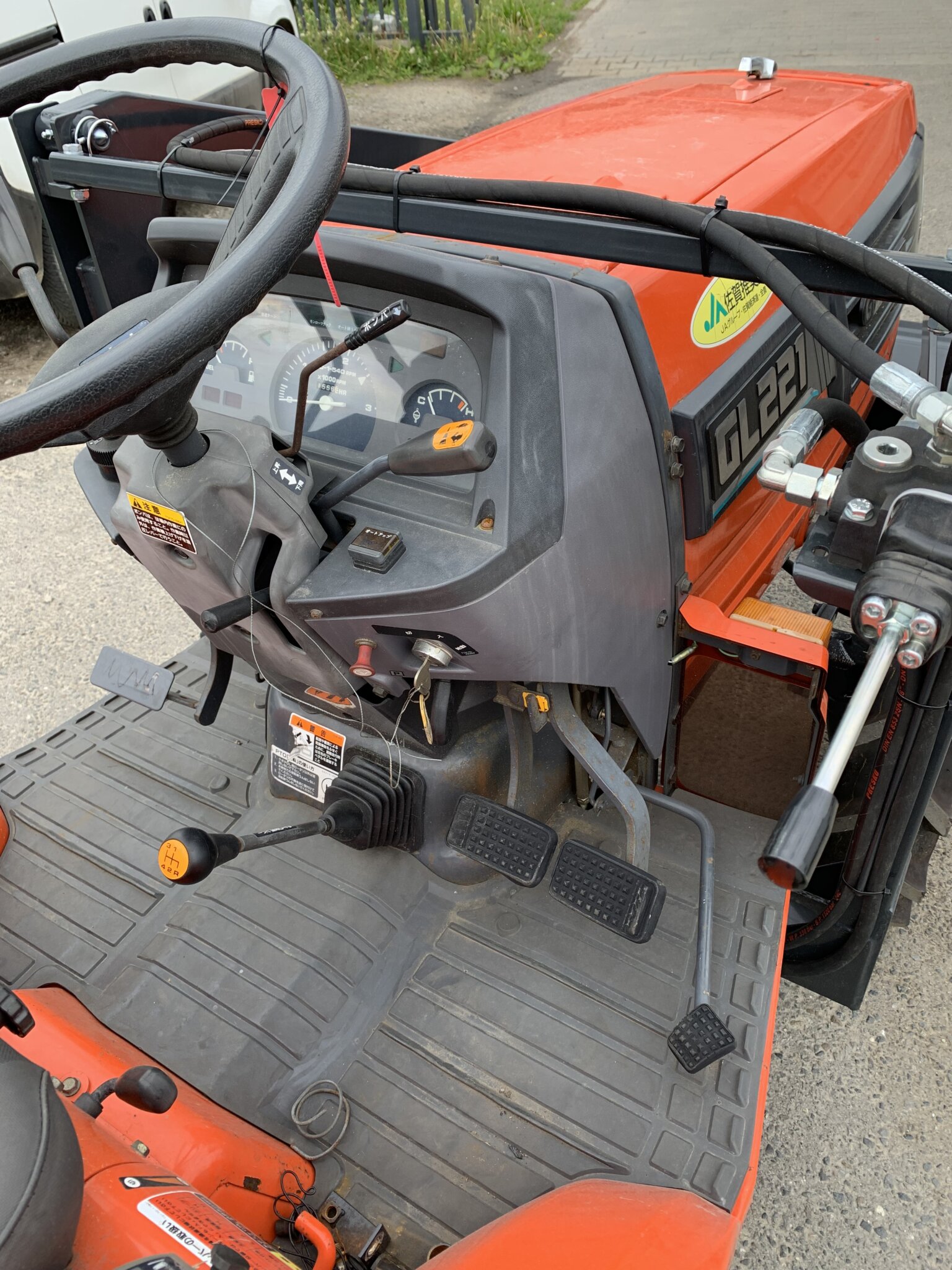 Traktorek Kubota GL221 z ładowaczem czołowym