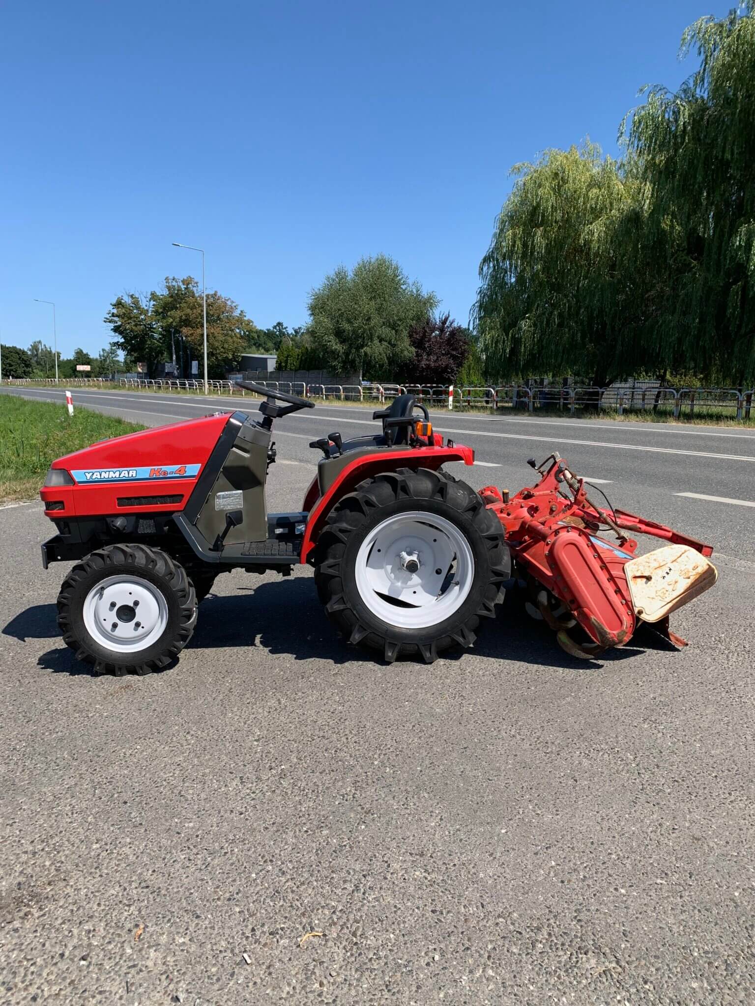 Traktorek Yanmar Ke-4 z glebogryzarką